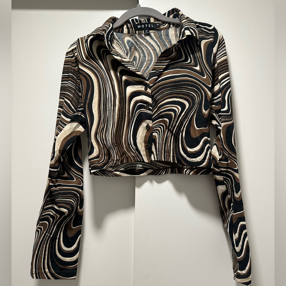 Motel Ripple Cropped Button up - Picture 2 of 4